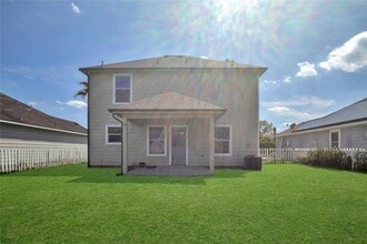 5011 Hauna Ln in Dickinson, TX - Foto de edificio - Building Photo