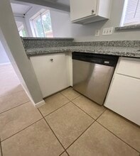 7842 Winehill Ln in Houston, TX - Building Photo - Building Photo