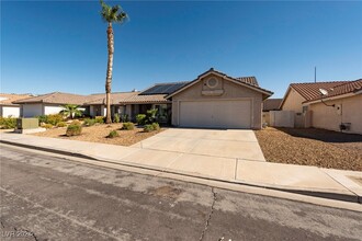 888 Coral Cottage Dr in Henderson, NV - Foto de edificio - Building Photo