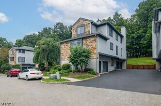 70 Overlook Dr in Hackettstown, NJ - Foto de edificio - Building Photo