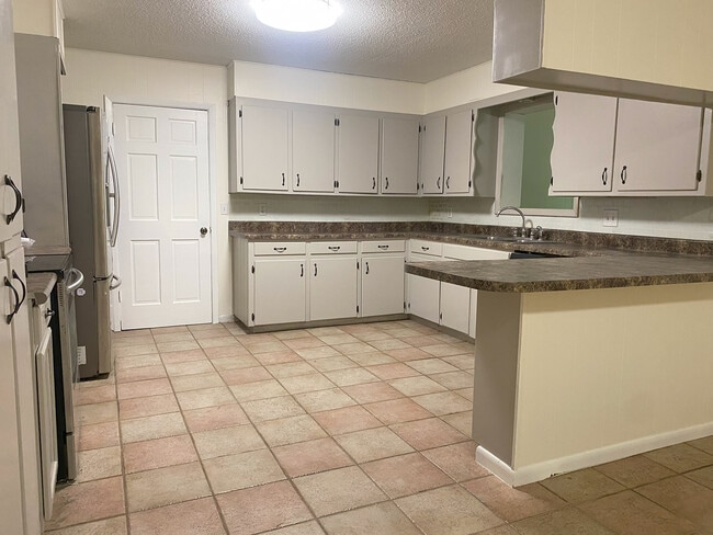 703 Lee St in Bowie, TX - Foto de edificio - Building Photo