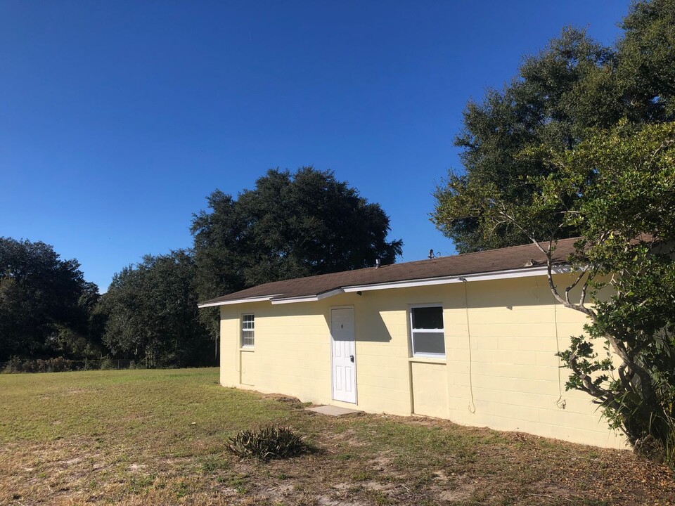 12153 Patrick St in Dade City, FL - Foto de edificio