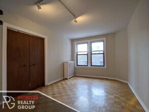 739 W Belmont Ave in Chicago, IL - Foto de edificio - Building Photo