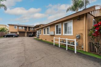 1232 Division St in Oceanside, CA - Foto de edificio - Building Photo