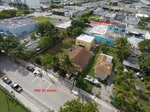 548-550 NW 30th St in Miami, FL - Foto de edificio - Building Photo