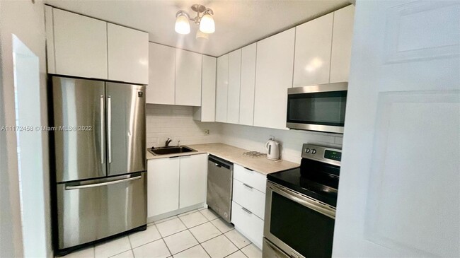 701 NE 1st Ct-Unit -202 in Hallandale Beach, FL - Building Photo - Building Photo