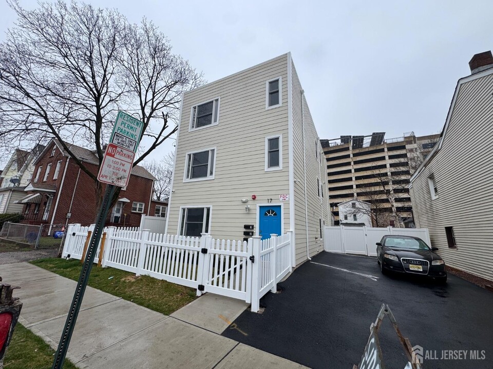 17 Harvey St in New Brunswick, NJ - Building Photo