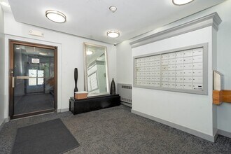 165 Quincy Shore Dr, Unit Apt C21 in Quincy, MA - Building Photo - Building Photo