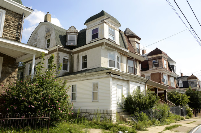 706 E Chelten Ave in Philadelphia, PA - Foto de edificio - Building Photo