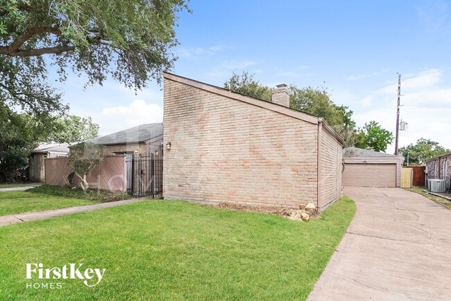 7311 Las Brisas Dr in Houston, TX - Foto de edificio - Building Photo
