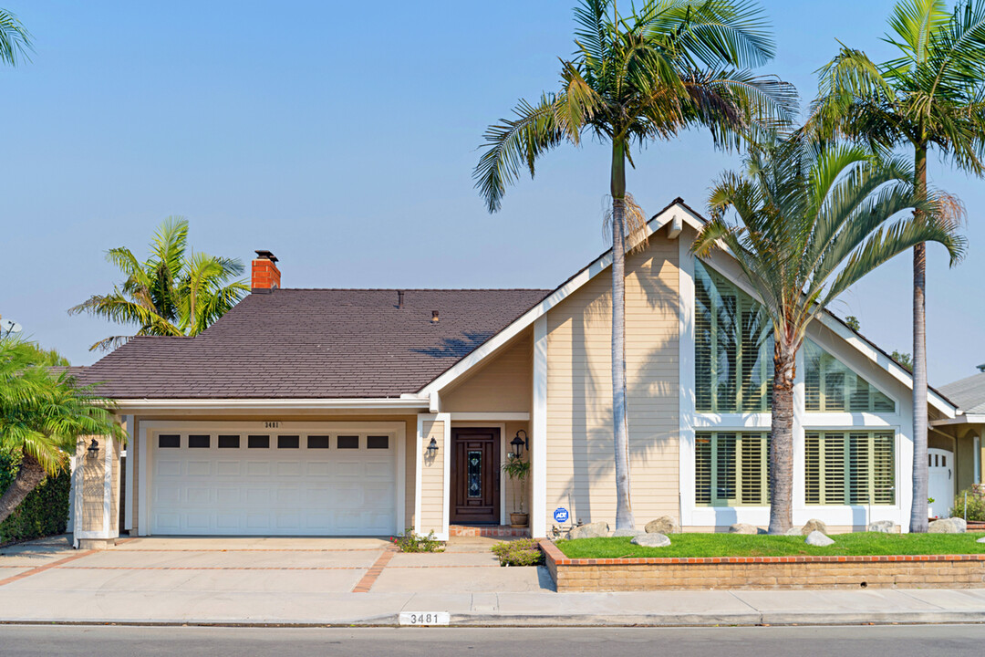 3481 Aquarius Dr in Huntington Beach, CA - Foto de edificio