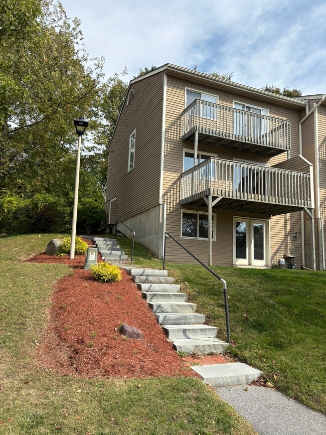 N1 Stonehedge Dr in South Burlington, VT - Foto de edificio - Building Photo
