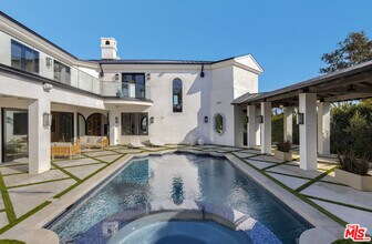 7052 Dume Dr in Malibu, CA - Building Photo - Building Photo