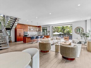 1724 N Sierra Bonita Ave in Los Angeles, CA - Foto de edificio - Building Photo