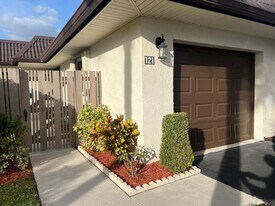 121 Lake Paula Dr in West Palm Beach, FL - Building Photo