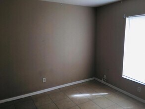 1952 SW Hickock Terrace in Port St. Lucie, FL - Foto de edificio - Building Photo