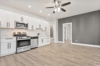 1055 W Glenlake Ave in Chicago, IL - Building Photo - Building Photo