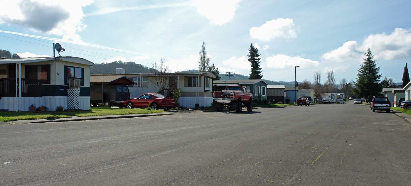 SherRon Estates R.V. in Roseburg, OR - Foto de edificio