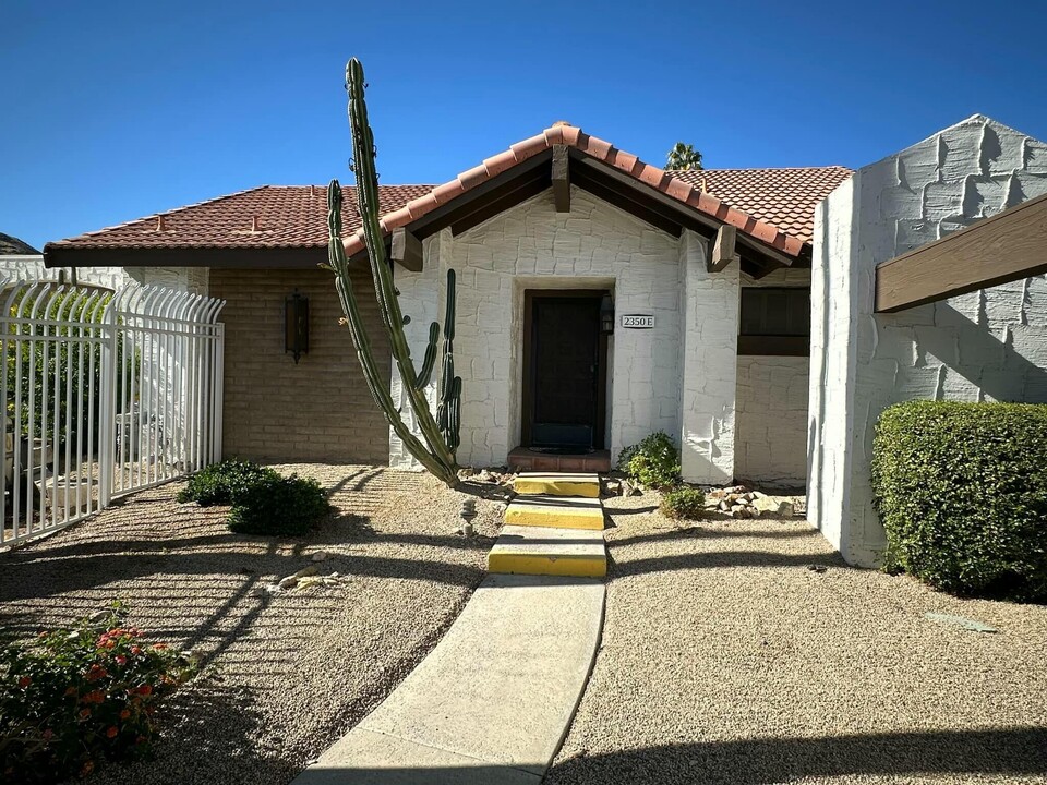 2350 E Miramonte Cir in Palm Springs, CA - Foto de edificio