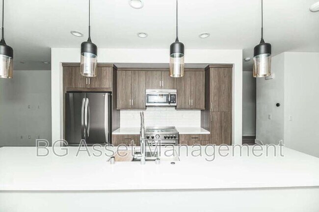 180 Uptown Cir in Oakland, CA - Foto de edificio - Building Photo