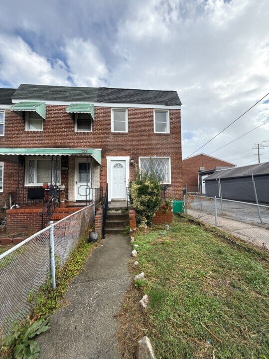 1725 Malvern St in Baltimore, MD - Building Photo