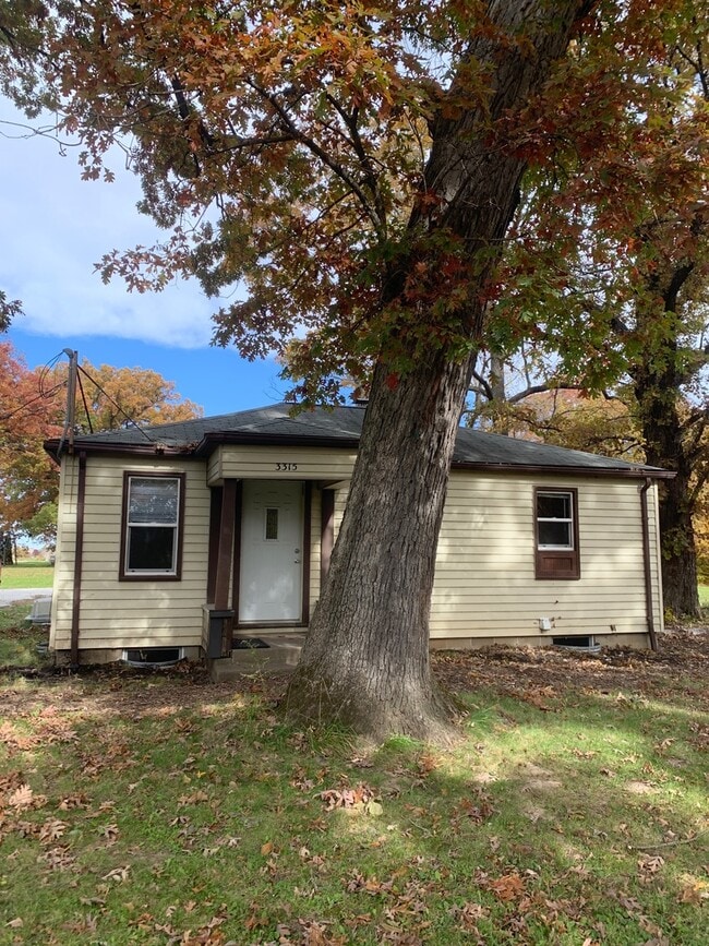 3315 Valley Dr in Le Claire, IA - Building Photo - Building Photo