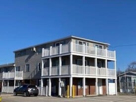 68 Kings Hwy in Hampton, NH - Building Photo