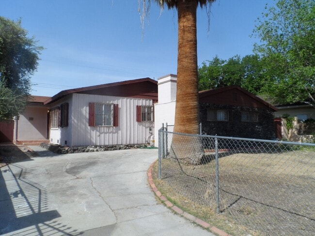 381 Upland Blvd in Las Vegas, NV - Building Photo - Building Photo