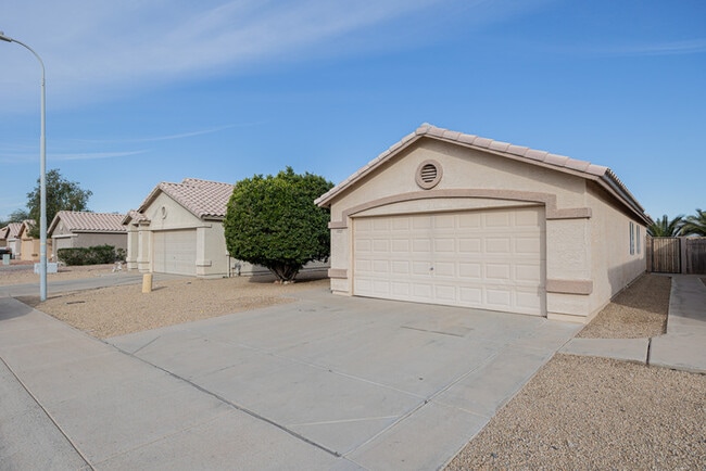 property at 10864 W Devonshire Ave