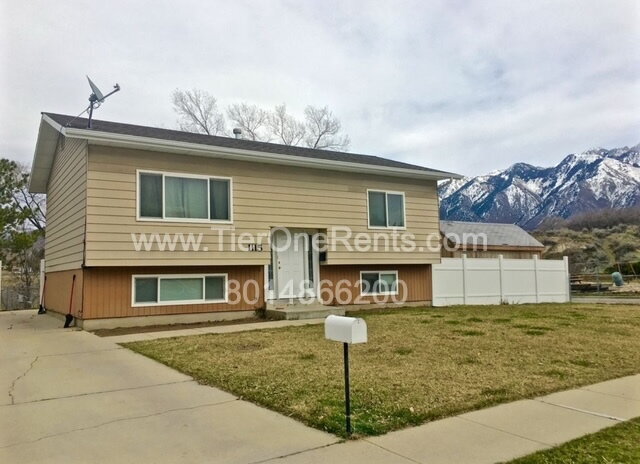property at 1115 Larkspur Dr