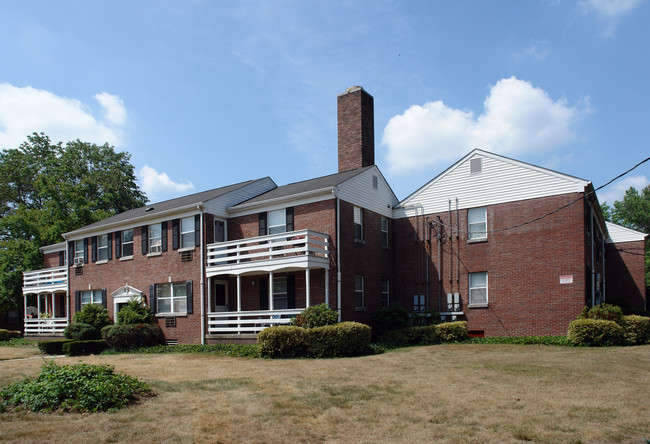 Wood Lake & Lake Side Apartments in Woodbury, NJ - Building Photo - Building Photo