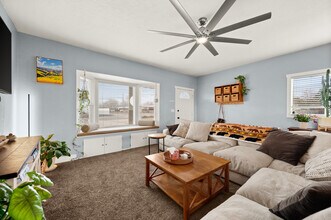 8916 S 1240 E in Sandy, UT - Foto de edificio - Building Photo