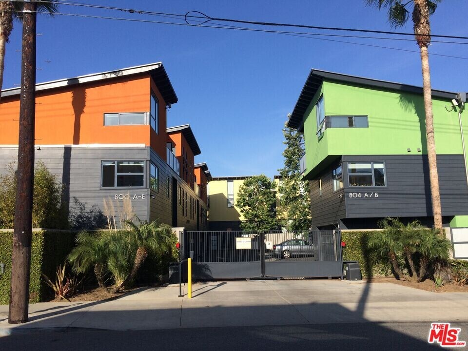 800 Hampton Dr-Unit -F in Los Angeles, CA - Building Photo