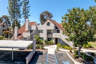 Bernardo Pines in San Diego, CA - Foto de edificio - Building Photo