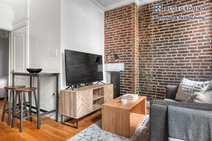 221 Mott St in New York, NY - Building Photo