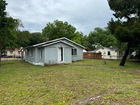 605 Center Ave in Holly Hill, FL - Building Photo