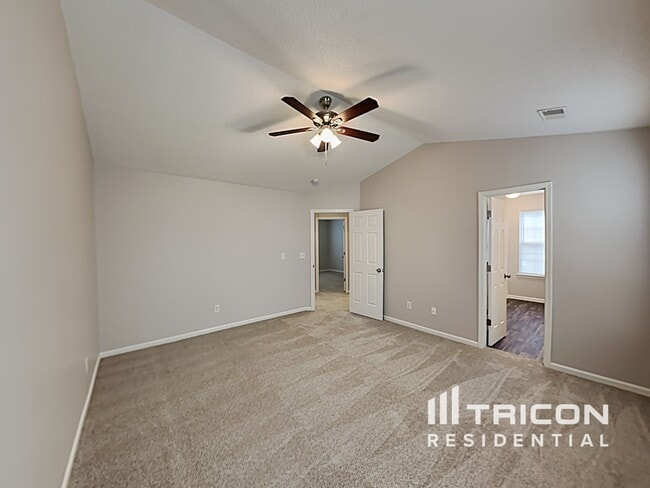 220 E Lake Trail in Columbia, SC - Foto de edificio - Building Photo