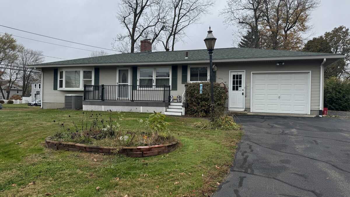 2 Lawndale St in Easthampton, MA - Building Photo