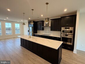 13918 Aviation Pl in Herndon, VA - Building Photo - Building Photo