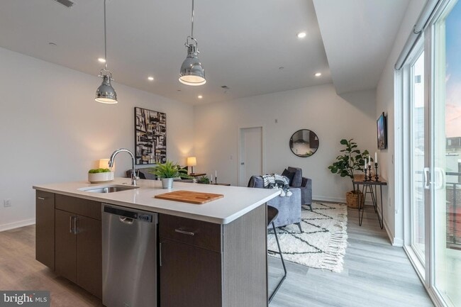 710 N 16th St, Unit 302 in Philadelphia, PA - Building Photo - Building Photo