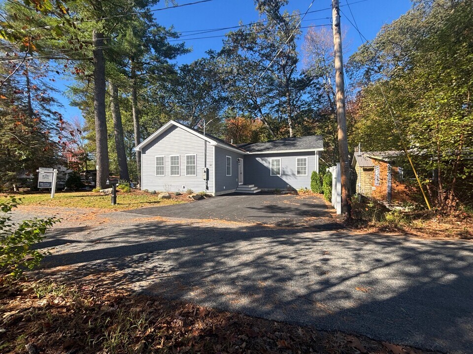 32 Boynton Rd in Meredith, NH - Building Photo