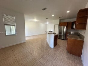 10717 NW 75th Ter in Doral, FL - Building Photo - Building Photo