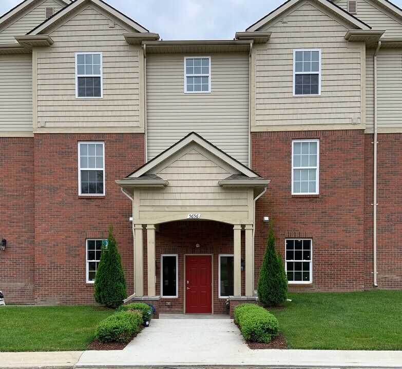 5664 Norway Spruce Dr in Shelby Township, MI - Building Photo