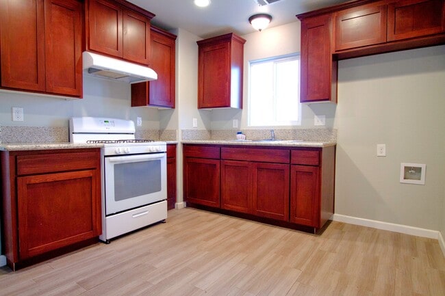 247 W San Joaquin Ave in Tulare, CA - Building Photo - Building Photo