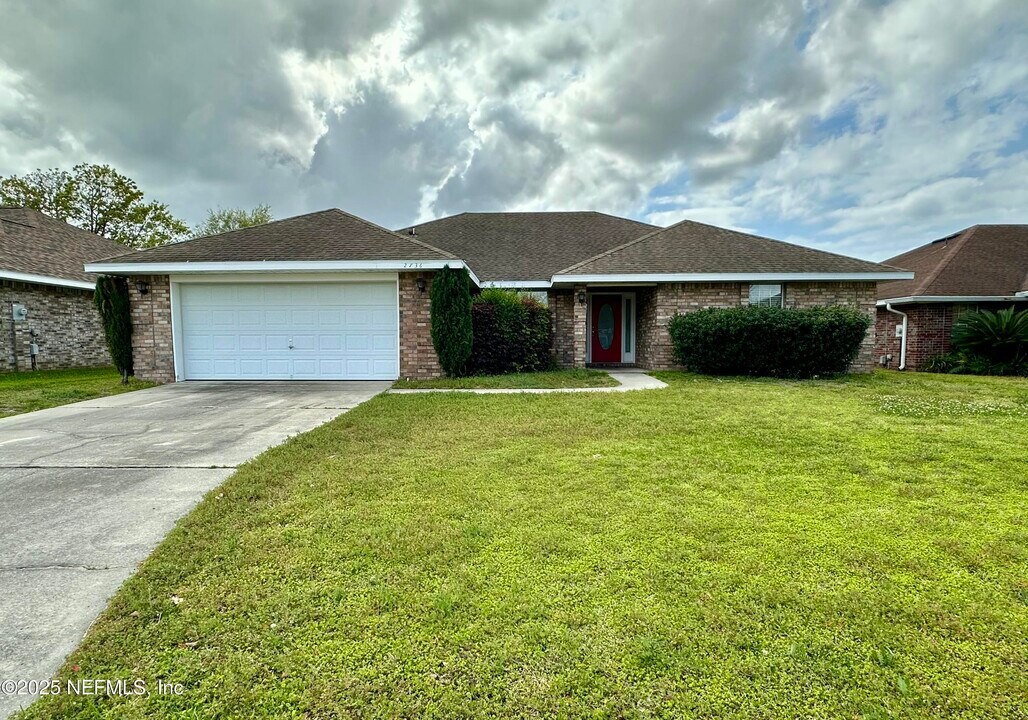 2736 Creek Ridge Dr in Green Cove Springs, FL - Building Photo