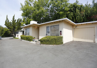 2688 Lake Ave in Altadena, CA - Building Photo - Building Photo