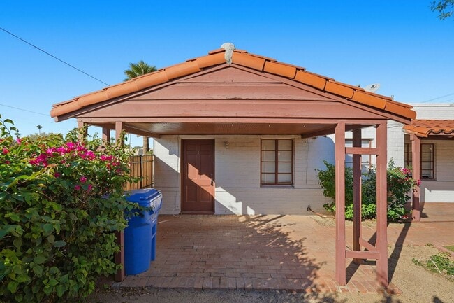 property at 928 W McDowell Rd