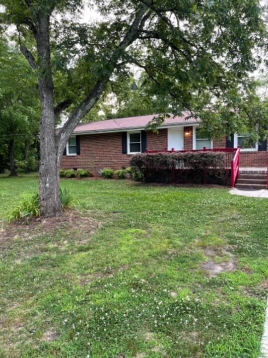 211 Drury Ln in Mauldin, SC - Building Photo