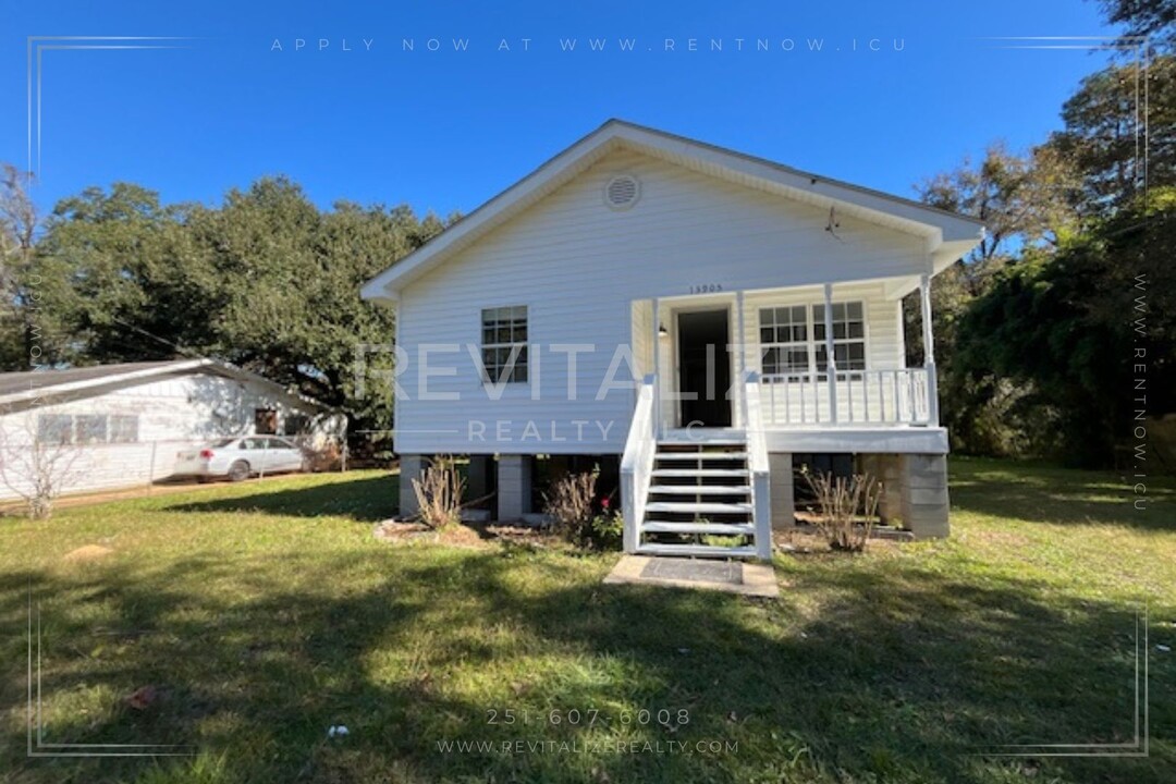 13905 Harding Ave in Bayou La Batre, AL - Building Photo