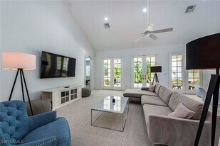 860 7th St S in Naples, FL - Building Photo